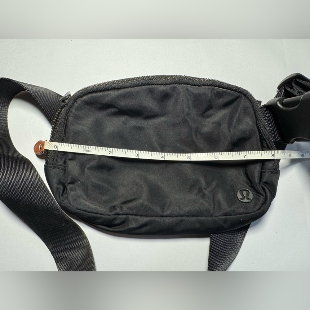 Lululemon Everywhere Belt Bag 1L Unisex used-good condition - Picture 3 of 6